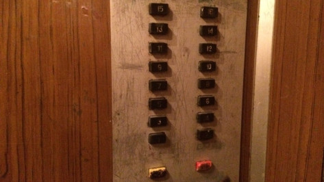 Прокуратура нашла опасные лифты в 30 домах Воронежа