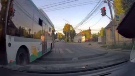 Проезд маршрутного автобуса по «встречке» на красный свет сняли на видео в Воронеже