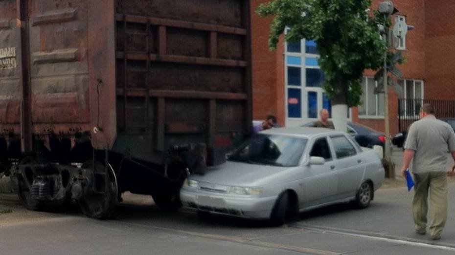 В Воронеже ВАЗ-2110 столкнулся с грузовым составом