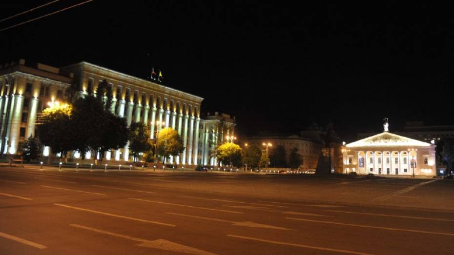 В Воронеже приступили к установке катка на площади Ленина