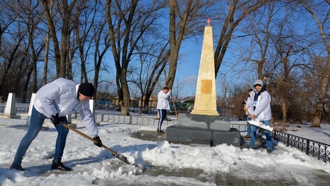 Волонтеры из Воронежа помогли поворинцам в расчистке дворов и улиц 