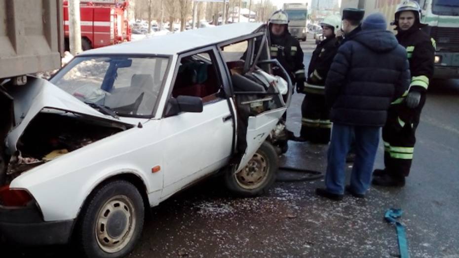 В Воронеже в ДТП с 3 машинами пострадала женщина