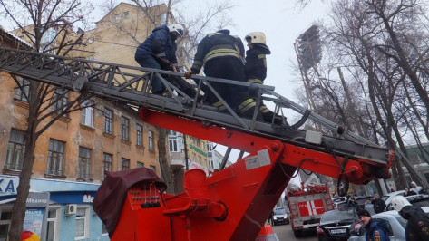 Спасение висевшего на водосточной трубе воронежца попало на видео