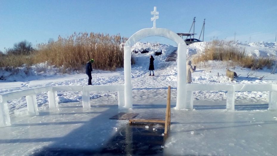 Житель панинского поселка Михайловский вырезал на пруду ледяные скульптуры