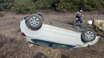 Автомобиль KIA Rio опрокинулся на крышу в Воронежской области