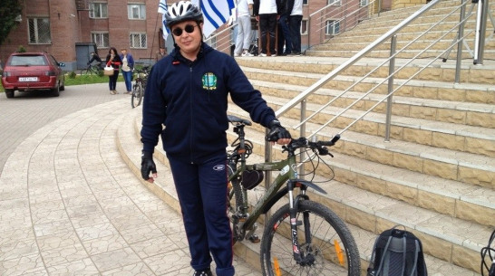 После велопробега ректор ВГУ Дмитрий Ендовицкий пообещал к весне установить велопарковки в студгородке на памятнике Славы