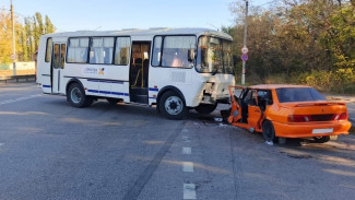 В Воронежской области автобус влетел в «пятнашку»: пострадал водитель легковушки