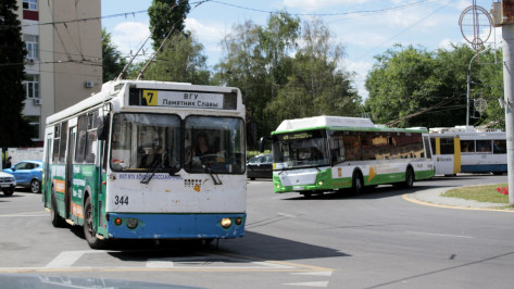 Троллейбусы на 2 маршрутах остановились в Воронеже из-за одного грузовика