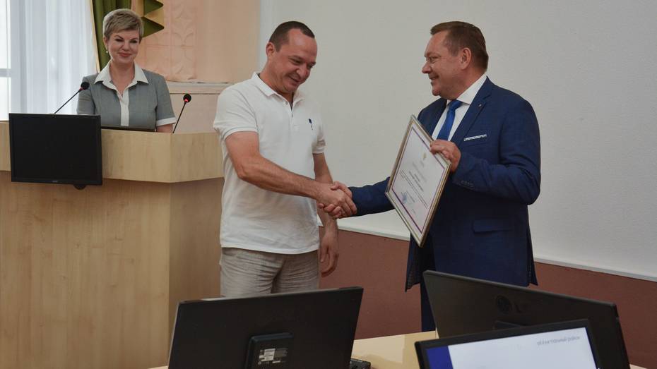 В Острогожске сотрудника администрации наградили от министерства природных ресурсов и экологии