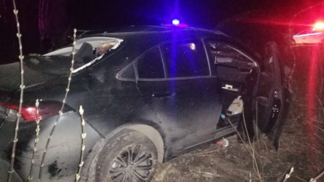 В Воронежской области Toyota вылетела в кювет и опрокинулась: 19-летний водитель погиб