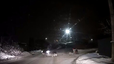 Под Воронежем автоледи прокатила ребенка на привязанном к машине снегокате