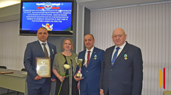 Лискинцев наградили медалями МЧС за ликвидацию пожара на нефтебазе после атаки БПЛА