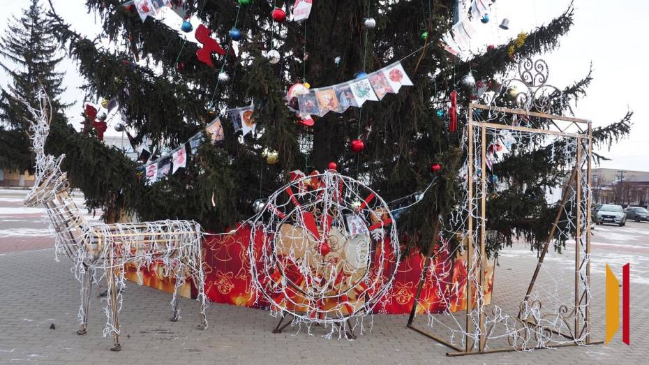В Бутурлиновке у городской елки установили новогодние часы и фигуру оленя