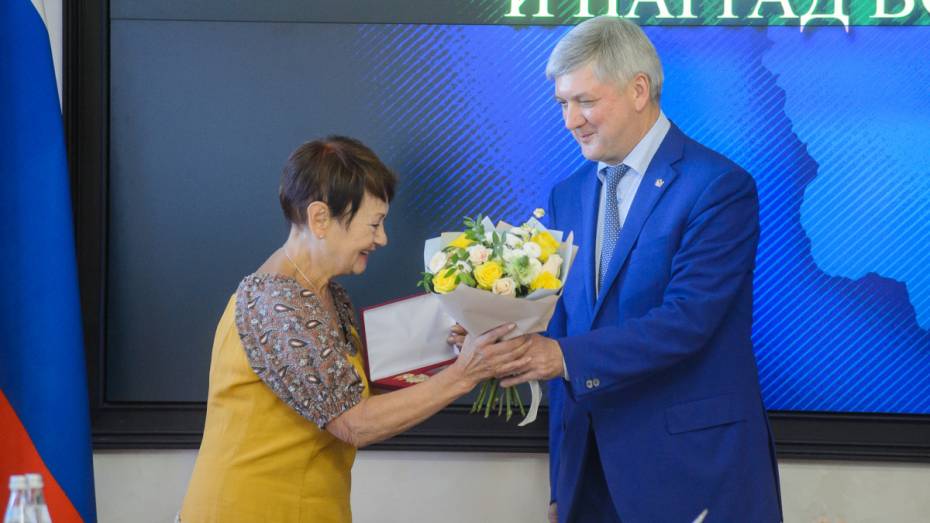 Александр Гусев вручил жителям Воронежской области государственные и областные награды