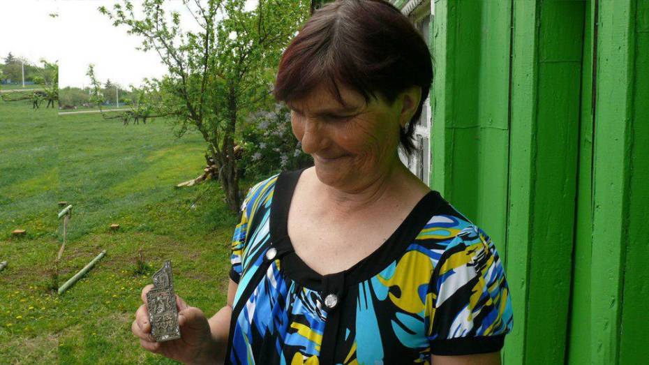 Жительница Грибановского района нашла в огороде нательную икону