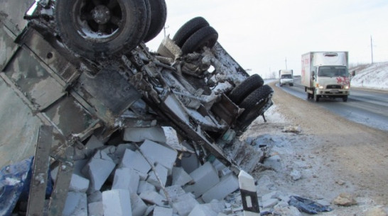 В Нижнедевицком районе перевернувшийся «КамАЗ» перекрыл федеральную трассу Курск – Борисоглебск