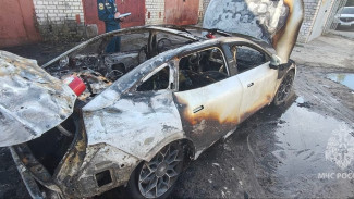 В Воронеже впервые сгорел премиальный электрокар Zeekr: видео