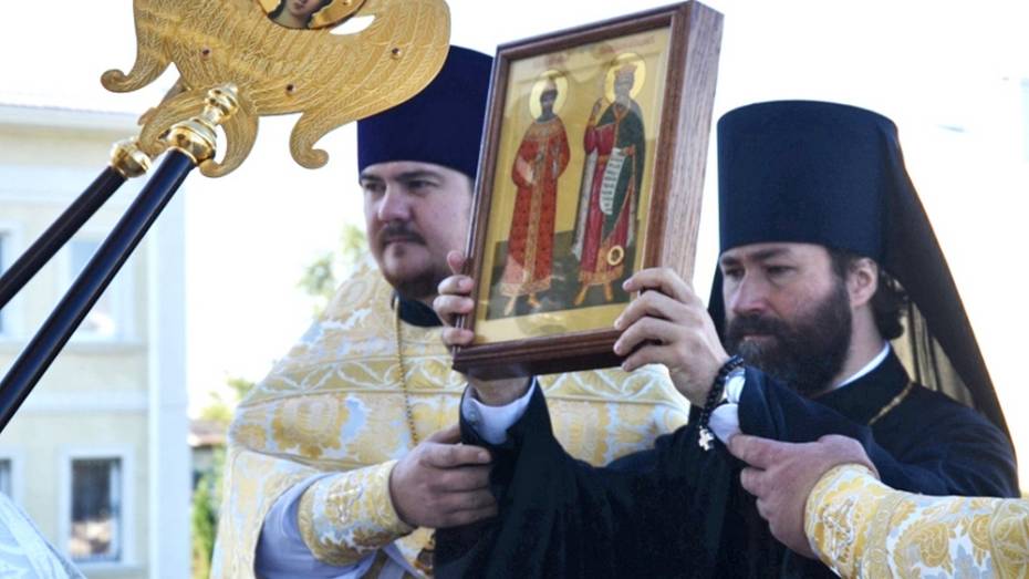 В Россошь привезли икону с частицей мощей князя Владимира