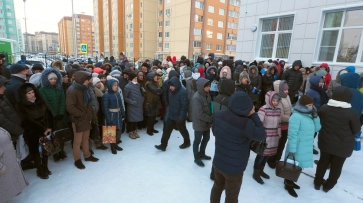 Воронежские семьи дождались начала приема заявлений в школе №102 после 2 суток на морозе