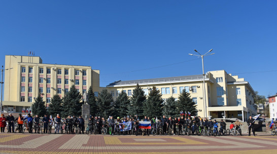 В Лисках прошел патриотический велозаезд