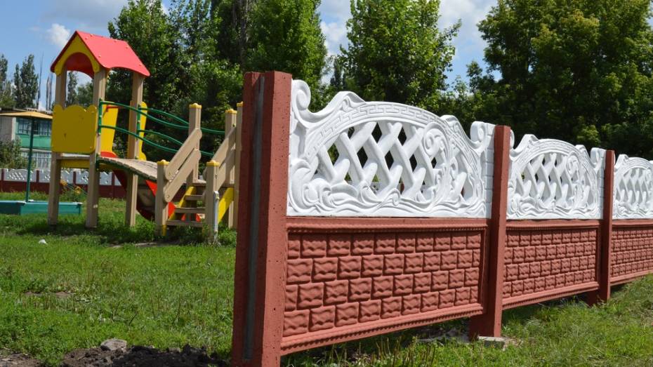 В Новоусманском селе детскую площадку огородили от скутеристов забором 