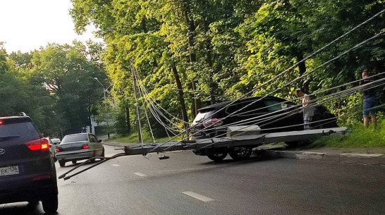 В Центральном районе Воронежа на улице Ломоносова иномарка снесла столб