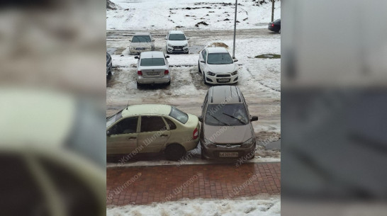 В воронежском Шилово ночью автомобиль загорелся и самостоятельно устроил ДТП