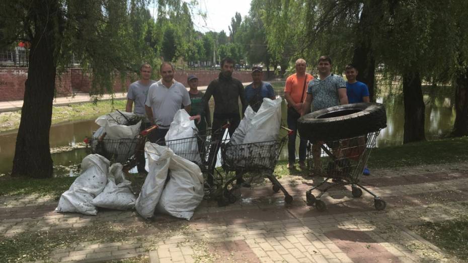 В Воронеже водолазы выловили из озера 4 тележки из супермаркета