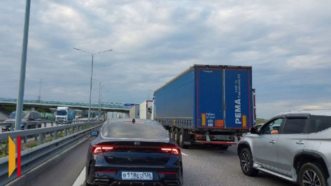 Огромная пробка сковала движение на выезде из Воронежа