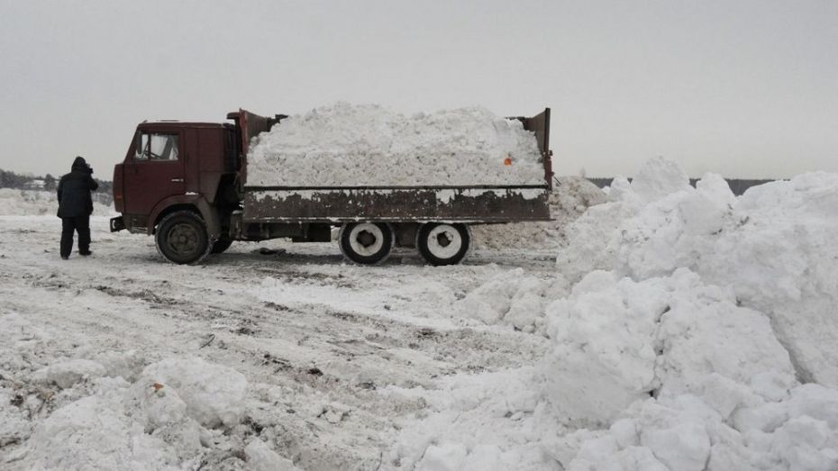 Воронежские коммунальщики вновь вывезли грязный снег на водохранилище