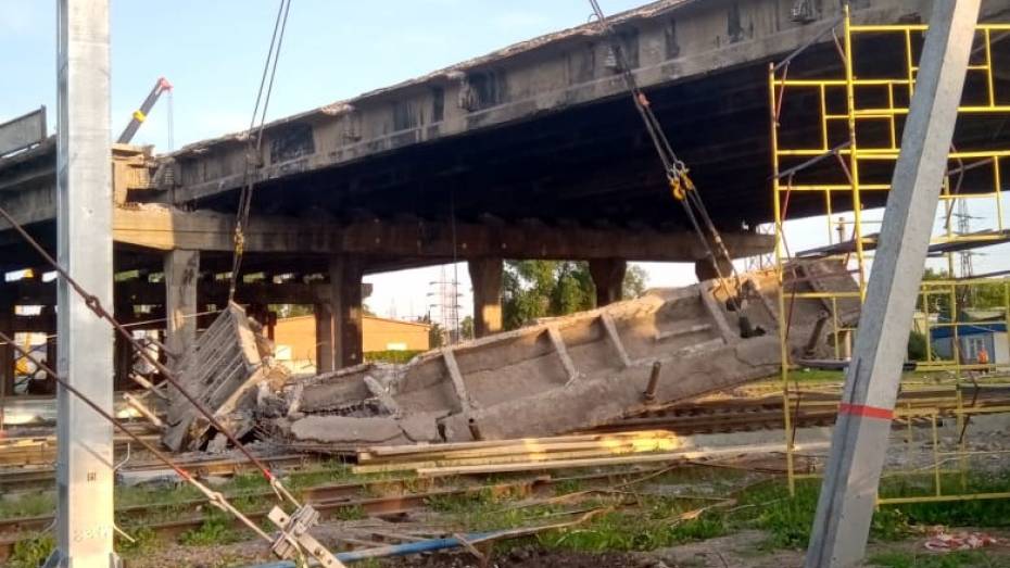 При реконструкции путепровода в Воронеже рухнула балка