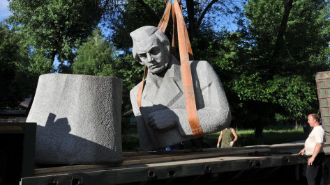 Памятник поэту Алексею Кольцову убрали с Советской площади в Воронеже
