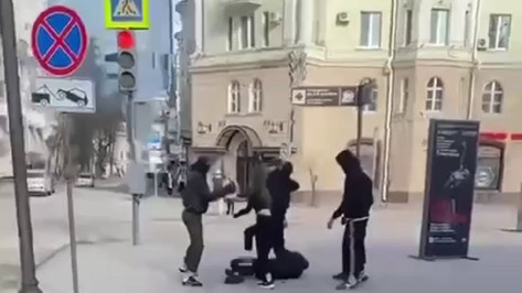 В центре Воронежа сотрудники ЧОПа избили мужчину на глазах у прохожих: видео