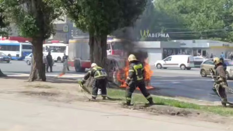Тушение загоревшегося автомобиля на улице Остужева в Воронеже сняли на видео