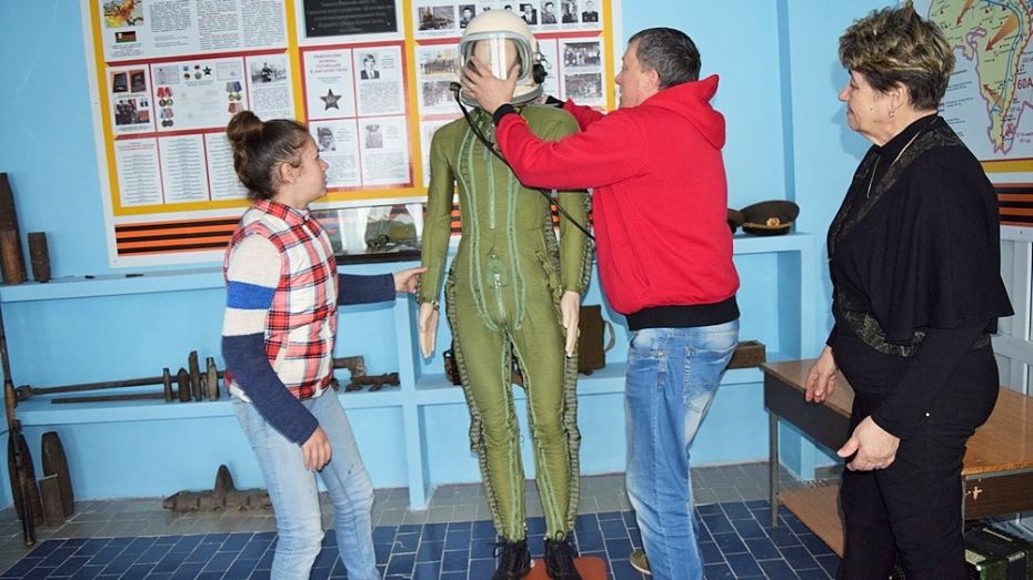 В Рамони пилот подарил школьному музею снаряжение военного летчика
