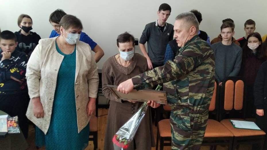 В Воробьевке дочери ветерана ВОВ спустя 20 лет после утраты вернули награду отца
