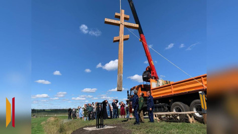 В панинском селе Верхняя Катуховка установили 6-метровый поклонный крест