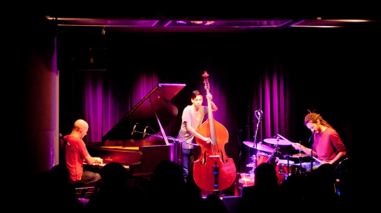 В «Петровском» швейцарские музыканты сыграли на классических инструментах электронную музыку