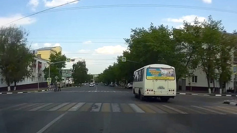 Грубое нарушение ПДД стоило водителю воронежской маршрутки 7,5 тыс рублей: видео