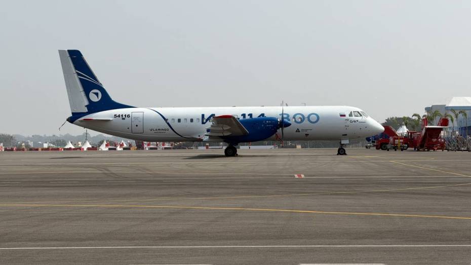 Новый самолет Ил-114-300 с воронежскими крыльями и хвостом прибыл на авиасалон в Индию