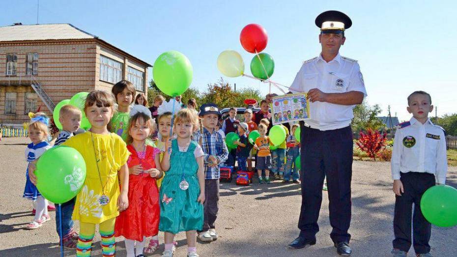 В Бутурлиновском районе дошкольники вручили автомобилистам буклеты о Правилах дорожного движения