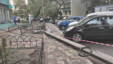 Фонарный столб упал в Воронеже после ливня