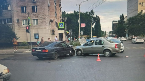 В Воронеже 3 человека попали в больницу после ДТП на левом берегу