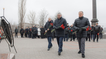 Губернатор Александр Гусев почтил память защитников Воронежа в годы Великой Отечественной войны