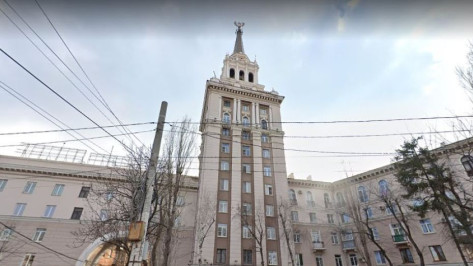 В Воронеже возле сталинской высотки с башней обнаружили незаконную постройку