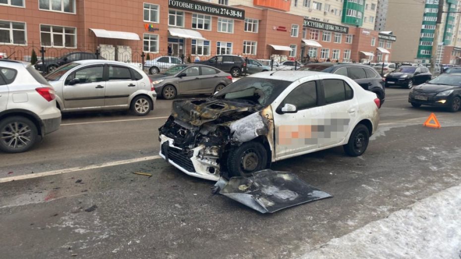 В Воронеже таксист устроил массовую аварию с пожаром и сбежал