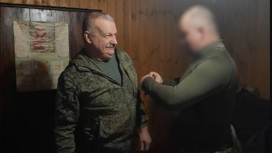 Военнослужащие вручили главе воробьевского КФХ медаль за помощь СВО