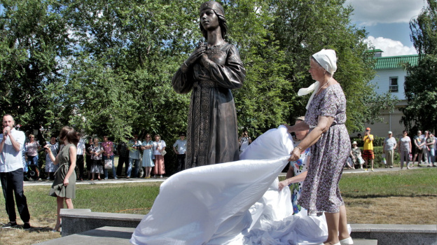 В Нововоронеже открыли новый памятник Аленке вместо старой скандальной скульптуры