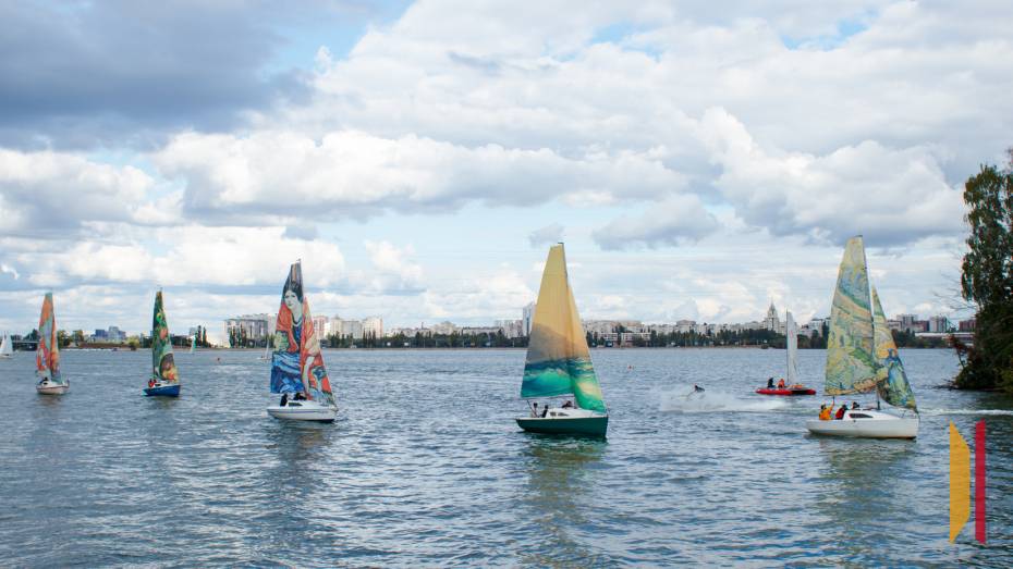 «Искусство на парусах»: на акватории Воронежского водохранилища прошел парад яхт с картинами известных художников