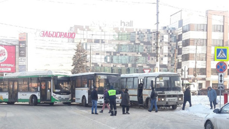 Два пассажирских автобуса столкнулись у воронежского цирка